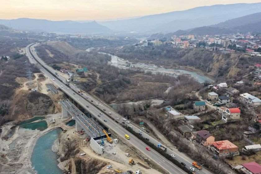 არაგვის ხიდზე სატვირთო ავტომობილების მოძრაობა ერთი მიმართულებით დროებით ალტერნატიულ მარშრუტზე გადაერთვება