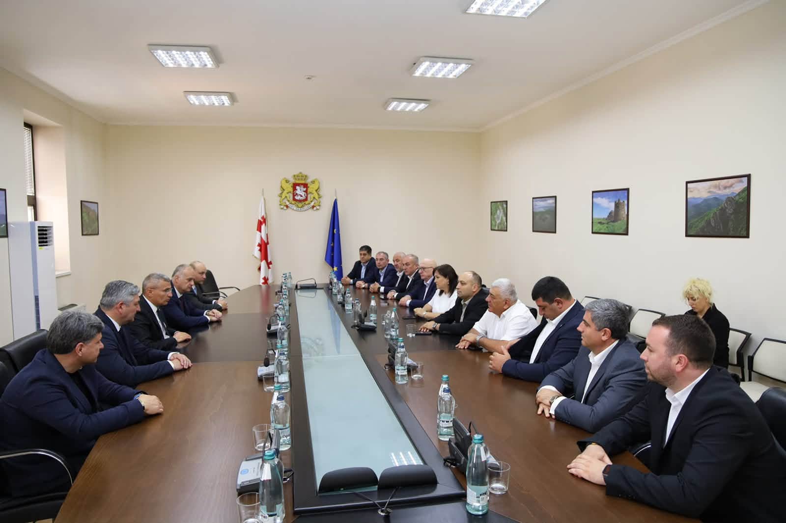 რეგიონული განვითარების მინისტრმა სამცხე-ჯავახეთის მუნიციპალიტეტების მერებსა და საკრებულოების თავმჯდომარეებს მხარის ახალი სახელმწიფო რწმუნებული, სოსო ალიბეგაშვილი, წარუდგინა