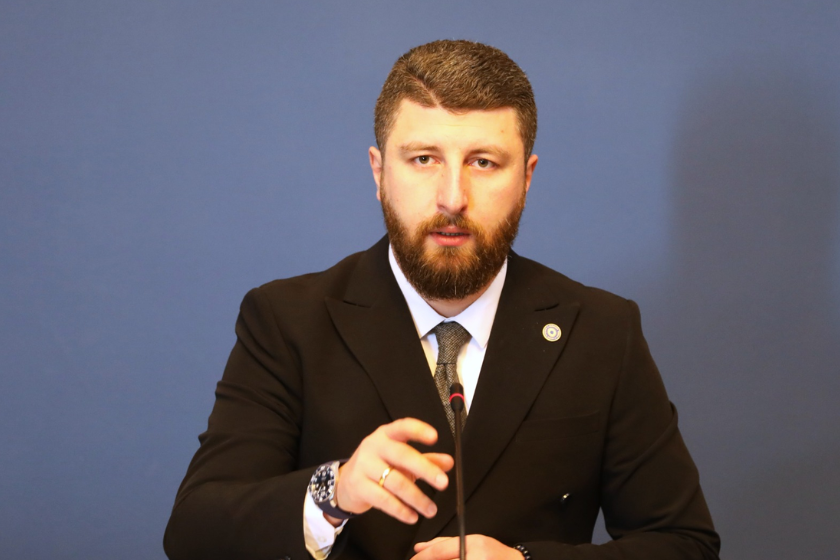 არჩილ გორდულაძე: მიუხედავად იმისა, რომ გიორგი უშიკიშვილს კულტურის მიმართულებით კონკრეტული დამსახურება აქვს, ვიცით, რომ კოლექტიური „ნაცმოძრაობის“ ერთ-ერთი წარმომადგენელია. მისი განცხადებით დასტურდება, რომ „ნაცი“ „ნაცობას“ არასდროს მოიშლის