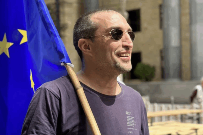 გიორგი ახობაძე: მე მგონი უბრალოდ ხელი უნდა შევუწყოთ, რომ საწვავი ათრიონ აფხაზეთისკენ. მერე უბრალოდ დავჯდეთ და ჩვენს ნავთობტერმინალებზე რომ უკრაინული ჩიტები მოფრინდებიან, იმათ შევძახოთ ღიმილით და ჩქარი ტაშით
