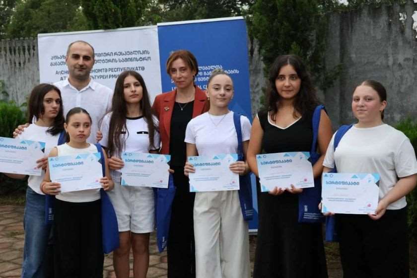 წყალტუბოში აფხაზეთის მოსწავლეთა სასწავლო-შემოქმედებითი ბანაკის დახურვის ღონისძიება გაიმართა