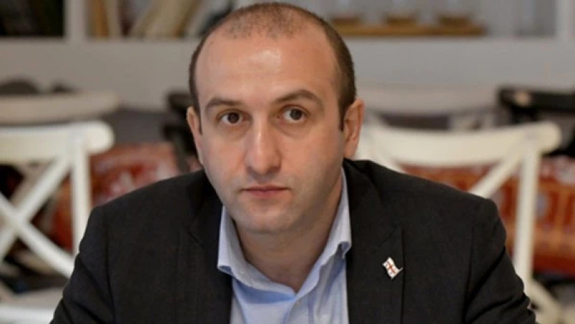 შინაგან საქმეთა სამინისტროს აჭარის პოლიციის დეპარტამენტის ბათუმის საქალაქო სამმართველოს თანამშრომლებმა, ცხელ კვალზე ჩატარებული საგამოძიებო მოქმედებების შედეგად, ორი ადამიანის მიმართ ჯგუფურად ჩადენილ ჯანმრთელობის მსუბუქად დაზიანების ფაქტზე, უცხო ქვეყნის 2 მოქალაქე დააკავეს.  გამოძიებით დადგინდა, რომ ბათუმში უცხო ქვეყნის მოქალაქეებს შორის კონფლიქტი მოხდა. ბრალდებულებმა კონფლიქტში მონაწილე ორ ადამიანს ჯანმრთელობის მსუბუქი დაზიანებები მიაყენეს - მათ შორის ერთ-ერთს ცივი იარაღით, რის შემდეგაც, შემთხვე