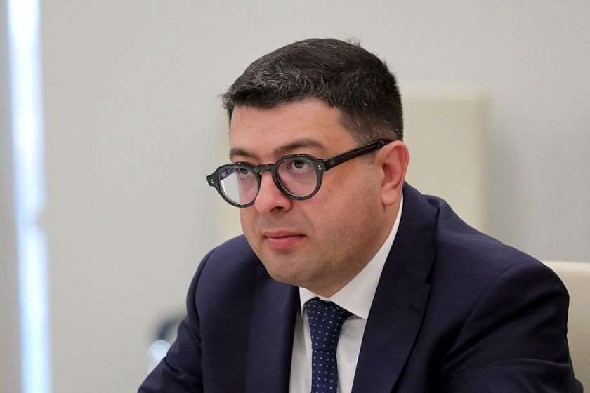 დიმიტრი სამხარაძე: მგონი ღარიბაშვილს თვითონაც არ აქვს წაკითხული ის წერილი, რომლის გაგზავნასაც მამუკა მდინარაძეს აბრალებს - ამ წერილიდან გამოდის, რომ მდინარაძეზე გულმხურვალე მხარდამჭერი ღარიბაშვილს არ ჰყოლია, მდინარაძეს ადვოკატობა დაუწყია და მისი პირველივე საზრუნავი და დასაცავი პირი ღარიბაშვილი ყოფილა - რას ერჩის მაშინ, რატომ ჩაუშვა?