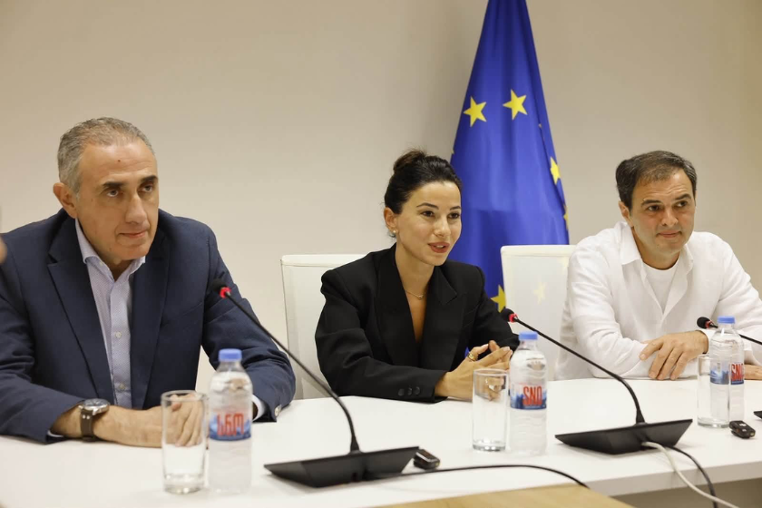 ეკონომიკისა და მდგრადი განვითარების მინისტრმა, მარიამ ქვრივიშვილმა საქართველოს სახელმწიფო ელექტროსისტემის თანამშრომლებს ახალი ხელმძღვანელი, დავით ვარდიაშვილი წარუდგინა
