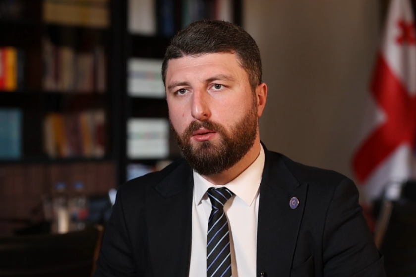 არჩილ გორდულაძე ირაკლი ღარიბაშვილისთვის ახალი ბრალის წარდგენაზე: უმძიმესია, როდესაც ჩვენი გუნდის მაშინდელ ლიდერზე გვაქვს საუბარი, რომელიც პროკურატურის ინფორმაციის მიხედვით, ჩართული იყო კორუფციულ დანაშაულში. სწორედ ამ დანაშაულის გადასაფარად იგი წერილების მეშვეობით ცდილობდა, თავი გადაერჩინა