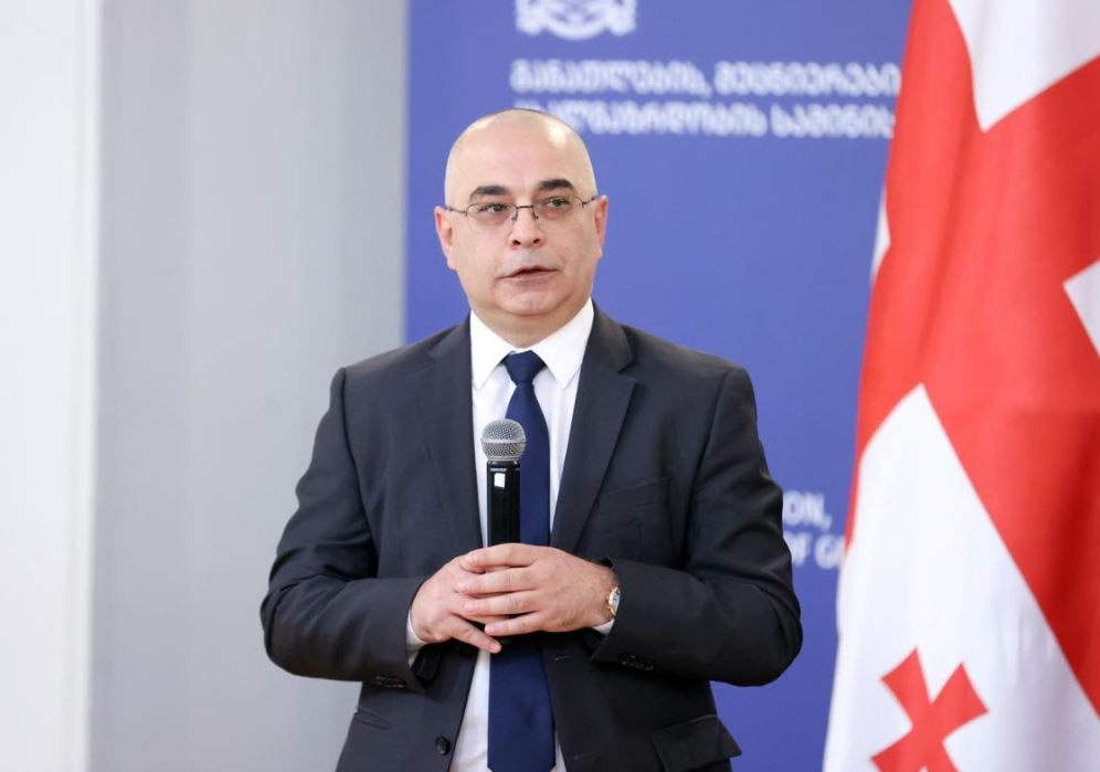 ლევან ღირსიაშვილი: ფორმების არმორგების შემთხვევაში შესაძლებელია ფორმის დაბრუნება და გამოცვლა. შვეიცარიული კომპანიის SGS-ის სერტიფიკატი გვაქვს აღებული, სადაც გარკვევით წერია ამ შემოწმების შედეგად, რომ ფორმები შეესაბამება სათანადო ხარისხს, არის აბსოლუტურად უსაფრთხო და აკმაყოფილებს ყველანაირ საერთაშორისო სტანდარტს