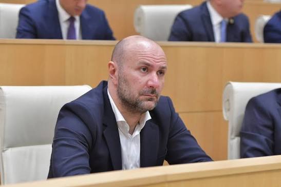 აკაკი ალადაშვილი ირაკლი ღარიბაშვილის ახალ ბრალზე: ძალიან სამწუხარო ბრალდებაა, ეხება კორუფციას. მან რამდენიმე დღით ადრე გააკეთა ურთიერთგამომრიცხავი განცხადებები. სავარაუდოდ ჩაერთო თავდაცვის მექანიზმი და თავდაცვის მიზნით გამოაქვეყნა ეს ურთიერთგამომრიცხავი განცხადებები