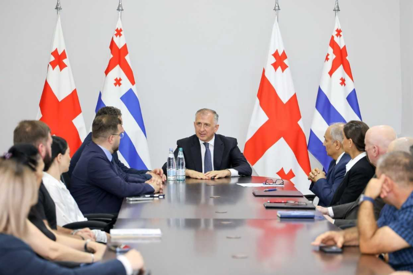აჭარის მთავრობის თავმჯდომარემ, ზურაბ პატარაძემ რეგიონის სავაჭრო-სამრეწველო პალატის თანამშრომლებთან და ბიზნეს-ასოციაციების წარმომადგენლებთან შეხვედრა გამართა