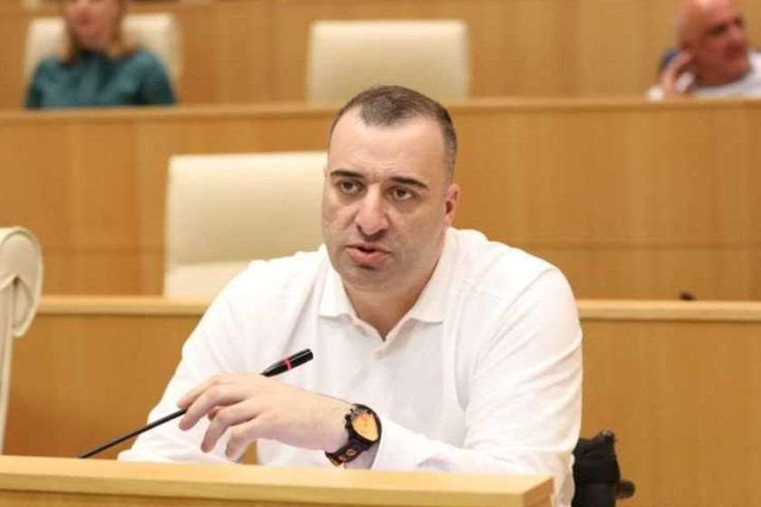რატი იონათამიშვილი: ბელადი სააკაშვილისგან განსხვავებით, რომელიც, ფაქტობრივად, საქართველოს დაარსებას იჩემებს, არც ბიძინა ივანიშვილი და არც „ქართული ოცნების“ რომელიმე წარმომადგენელი არ ამბობს, თითქოს, აბასთუმანი ბიძინა ივანიშვილმა დააფუძნა, თუმცა ვერავინ უარყოფს, რომ მიტოვებული და მივიწყებული უნიკალური კურორტისთვის ახალი სიცოცხლის შთაბერვა სწორედ მისი დამსახურებაა