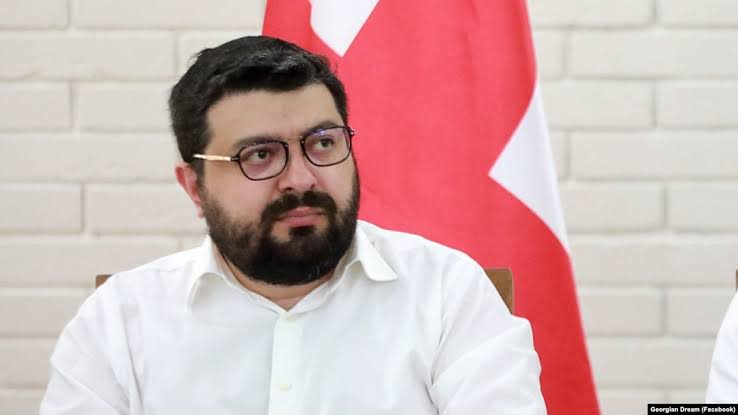 დიმიტრი სამხარაძე: გახსოვთ ალბათ, „შავ სიაში“ მყოფი ადამიანები - 600 ათასზე მეტ მოქალაქეზეა საუბარი, რომელთაგან, ბიძინა ივანიშვილს არავინ განურჩევია პოლიტიკური თუ სხვა კუთვნილების გამო და დღეს, გადამთიელების დავალებებით, მანქურთი რადიკალები ცდილობენ ეს ყველაფერი წაშალონ
