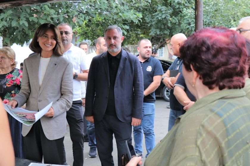 რუსთავში, შიდასაუბნო საზოგადოებრივი და სპორტული სივრცეების მოწყობა რამდენიმე ქუჩაზე ერთდროულად მიმდინარეობს