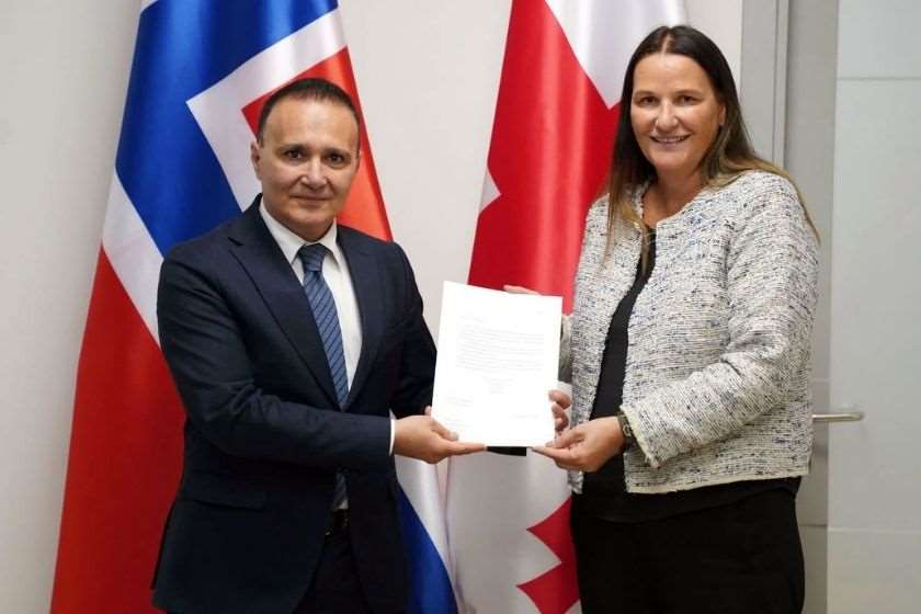 საქართველოში ნორვეგიის სამეფოს ახლად დანიშნულმა ელჩმა, ლისე სინოვე ნორდგორდმა საქართველოს საგარეო საქმეთა სამინისტროს დიპლომატიური პროტოკოლის დირექტორატის დირექტორს, ზურაბ დარჩიაშვილს რწმუნებათა სიგელების ასლები გადასცა