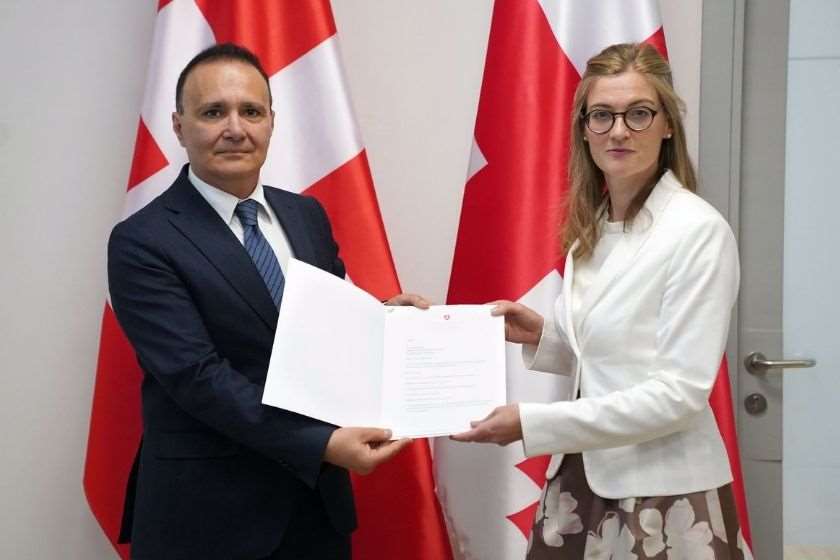 საქართველოში შვეიცარიის კონფედერაციის ელჩმა, ფაბიენ ვასერმანმა საგარეო საქმეთა სამინისტროს დიპლომატიური პროტოკოლის დირექტორატის დირექტორს, ზურაბ დარჩიაშვილს რწმუნებათა სიგელების ასლები გადასცა