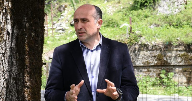 იმერეთში სახელმწიფო რწმუნებული ბაღდათის მუნიციპალიტეტში განვითარებულ სტიქიაზე: ელექტროენერგიისა და გაზის მიწოდების აღდგენის მიზნით სხვადასხვა ბრიგადა მუშაობს. ვფიქრობთ, რომ საღამოს ელექტროენერგიის მიწოდება აღუდგება ყველა აბონენტს და ეტაპობრივად მოხდება გაზის მიწოდების აღდგენა. მიმდინარეობს ზარალის დათვლა