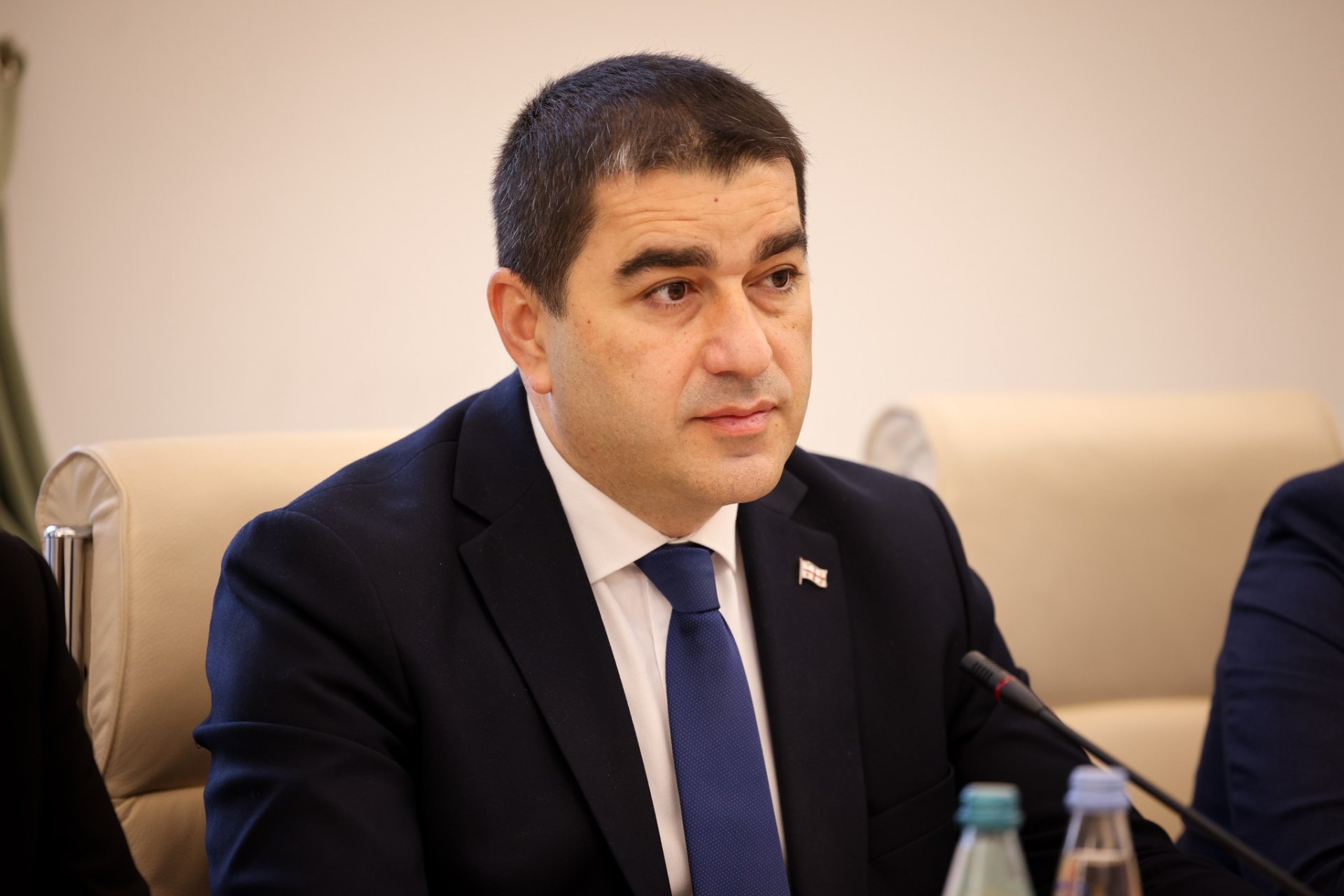 შალვა პაპუაშვილი: მნიშვნელოვან საგანმანათლებლო რეფორმას ვახორციელებთ, ამ მასშტაბურ და საქართველოს ისტორიაში უპრეცედენტო რეფორმას სჭირდება ყოველდღიური დაკვირვება, შესაბამისი ოპერატიული გადაწყვეტილებების მიღება. სწორედ ეს იყო, რაც გააკეთა საქართველოს პრემიერ-მინისტრმა, როდესაც გამონაკლისის სახით დაიშვა მეორადი ჩარიცხვები