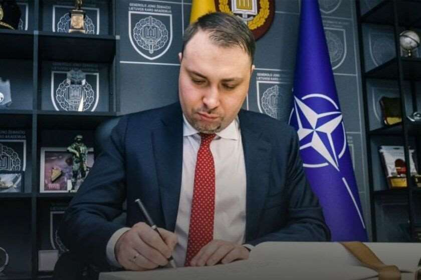 უკრაინული გამოცემა The Kyiv Independent: კირილო ბუდანოვს ადგილობრივი პოლიტიკური სპექტრისთვის იშვიათი თვისება გამოარჩევდა, სკანდალებისგან თითქმის შეუბღალავი რეპუტაცია - მიუხედავად ამისა, სამხედრო სფეროდან პოლიტიკაში გადასვლიდან ცხრა თვეში, ბუდანოვი სკანდალში გაეხვა