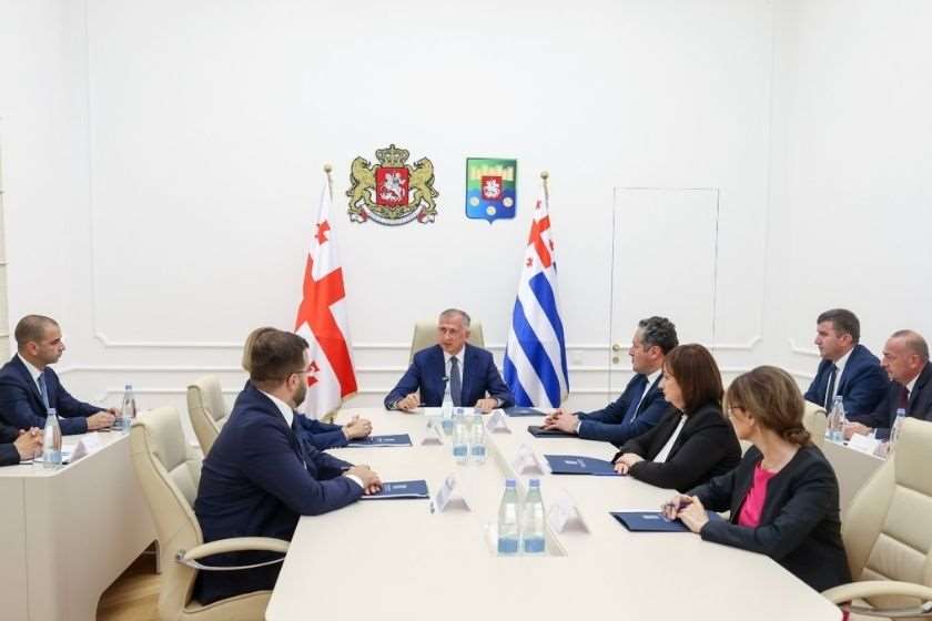აჭარის მთავრობის თავმჯდომარე ზურაბ პატარაძის ხელმძღვანელობით მთავრობის სხდომა გაიმართა
