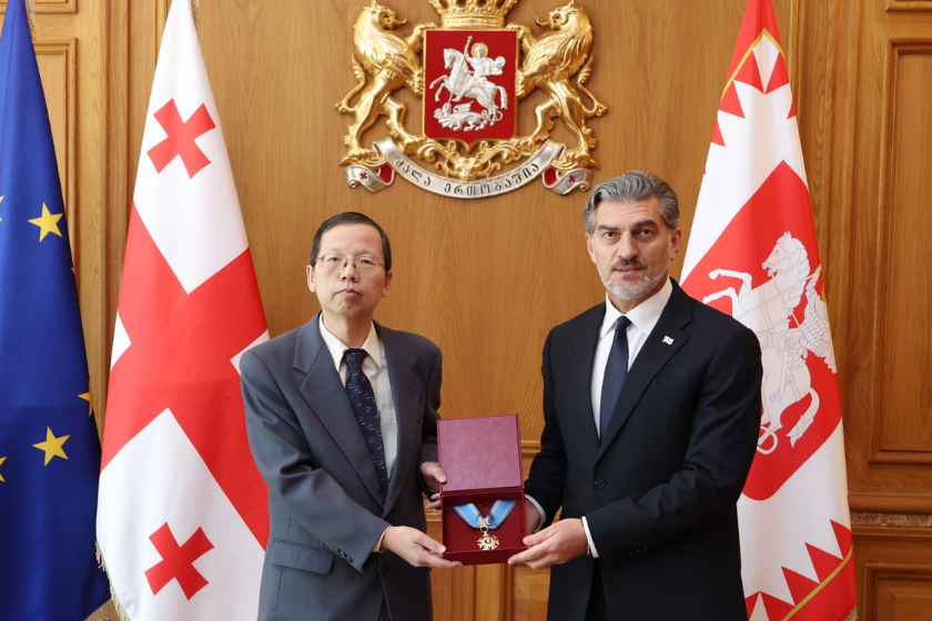 მიხეილ ყაველაშვილმა ჩინეთის სახალხო რესპუბლიკის ყოფილ ელჩს საქართველოში, ოქროს საწმისის ორდენი გადასცა