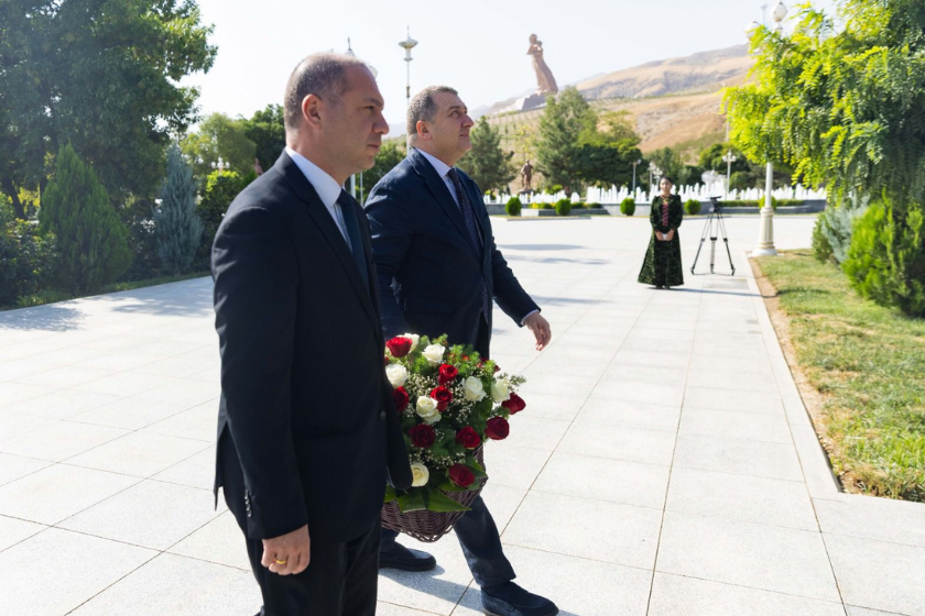 გივი მიქანაძემ თურქმენეთში შოთა რუსთაველის ძეგლი გვირგვინით შეამკო