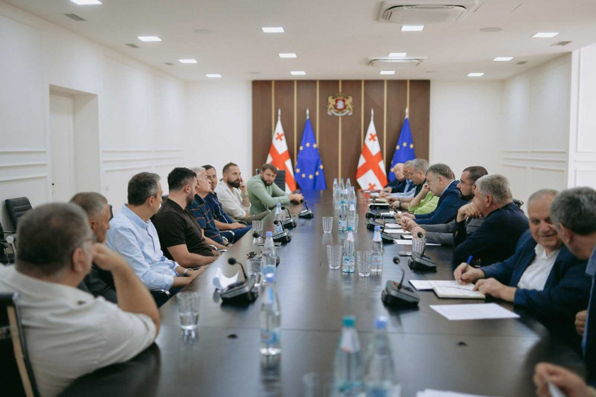 ვაშლის მწარმოებლებთან და ექსპორტიორებთან სამუშაო შეხვედრაზე საექსპორტო სეზონისთვის მზადების პროცესი, საექსპორტო ბაზრების დივერსიფიცირების შესაძლებლობები და დარგის წარმომადგენლების საჭიროებები განიხილეს