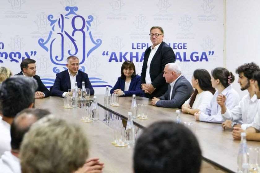 აჭარის მთავრობის თავმჯდომარე ზურაბ პატარაძე პროფესიული განათლების ინტერნაციონალიზაციის ქვეპროგრამის მონაწილე სტუდენტებსა და მასწავლებლებს შეხვდა