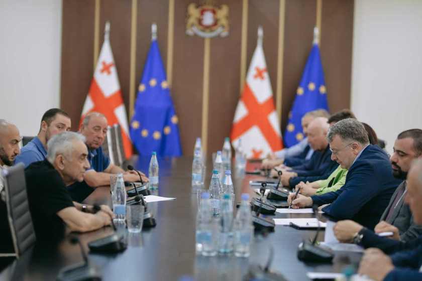 გარემოს დაცვისა და სოფლის მეურნეობის სამინისტროში ვაშლის კონცენტრატის მწარმოებლებთან შეხვედრა გაიმართა