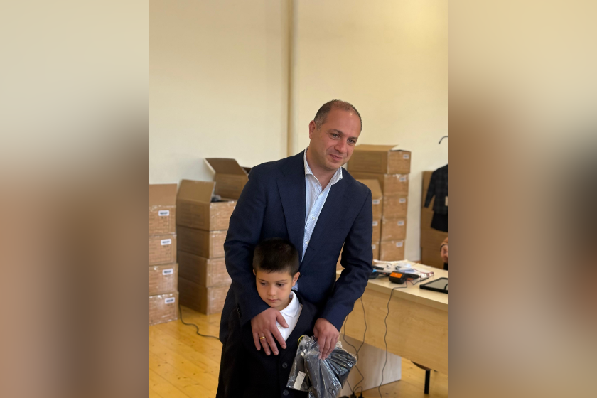 გივი მიქანაძემ პირველკლასელ შვილს სასკოლო ფორმა შეუძინა