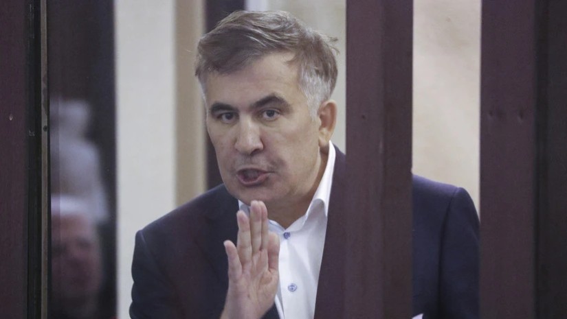 მიხეილ სააკაშვილი – ნიკანორ მელია, რომელიც ერთ დროს ჩემს მზეს ფიცულობდა, ახლა დერეფანში ჩემს ყოველ ჩავლაზე მთელი ხმით უშვერ დედის გინებებს აღავლენს ხოლმე საკნიდან ჩემი მიმართულებით