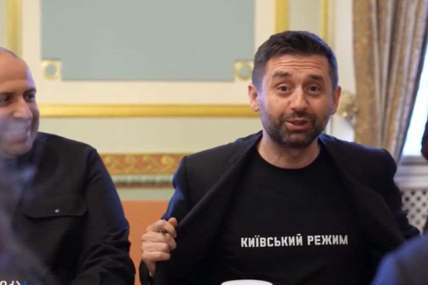 უკრაინის მმართველი ფრაქციის, „ხალხის მსახურის“ ლიდერი დავით არახამია კიევში ამერიკულ დელეგაციასთან შეხვედრაზე მივიდა მაისურით, რომელზეც ეწერა „კიევის რეჟიმი“