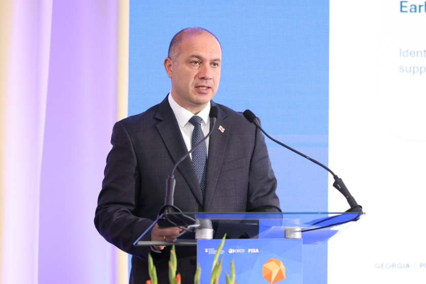 გივი მიქანაძემ ბრატისლავაში PISA 2025-ის კვლევის შედეგების საერთაშორისო რეგიონულ პრეზენტაციაზე საქართველოს პროგრესსა და მიღწეულ შედეგებზე ისაუბრა