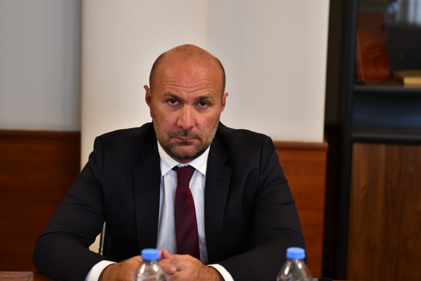 აკაკი ალადაშვილი: ამჯერად, რასაც „ნაციონალური მოძრაობა“ დანარჩენ ოპოზიციურ პარტიებს ეუბნება, რა თქმა უნდა, ეს სიმართლეა. აღარც „ნაციონალურ მოძრაობას“ ექნება შანსი, რომ დაბრუნდეს ხელისუფლებაში, მართოს სახელმწიფო და დამართოს ქართველ ხალხს ის, რაც დამართეს 2012 წლამდე
