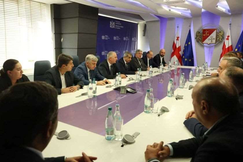 ფინანსთა მინისტრმა ლაშა ხუციშვილმა, შემოსავლების სამსახურის თანამშრომლებს ახალი ხელმძღვანელი წარუდგინა