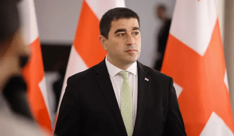 შალვა პაპუაშვილი: დადასტურდა, რომ იყვნენ ადამიანები, რომლებსაც საკუთარი შემოსავლებიდან გამომდინარე არ ეკუთვნოდათ სოციალური დახმარება, თუმცა ამ ბაზაში რჩებოდნენ. ამას ბევრი მიზეზი აქვს, ერთ-ერთია, რომ კოვიდისას დაემატნენ ადამიანები ბაზას და მაშინაც გარკვეული მორატორიუმი იყო