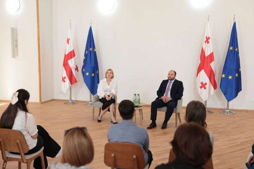 განათლების მინისტრის მოადგილემ ბაია კვიციანმა ხატვის კონკურსის „ეროვნული საგანძური“ გამარჯვებულ მოსწავლეებს საჩუქრები გადასცა