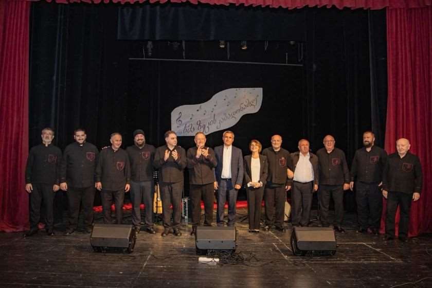 ხულოს სახელმწიფო დრამატულ თეატრში ლეგენდარული „ქართული ხმების” სოლო კონცერტი გაიმართა