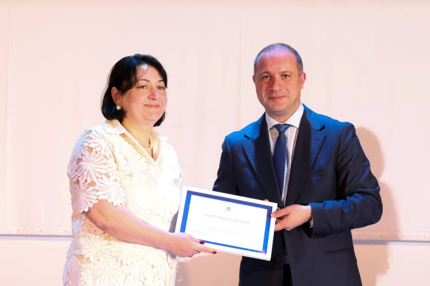 გივი მიქანაძემ ხარაგაულის, ტყიბულისა და თერჯოლის მუნიციპალიტეტების ღვაწლმოსილი პედაგოგები მადლობის სიგელებით დააჯილდოვა