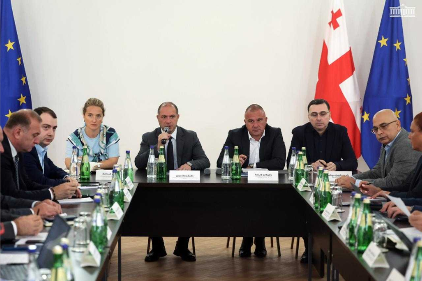 განათლების, მეცნიერებისა და ახალგაზრდულ საქმეთა კომიტეტის წევრებმა სკოლების მშენებლობისა და რეაბილიტაციის პროცესთან დაკავშირებით უწყებათაშორისი კომისიის სხდომაში მიიღეს მონაწილეობა