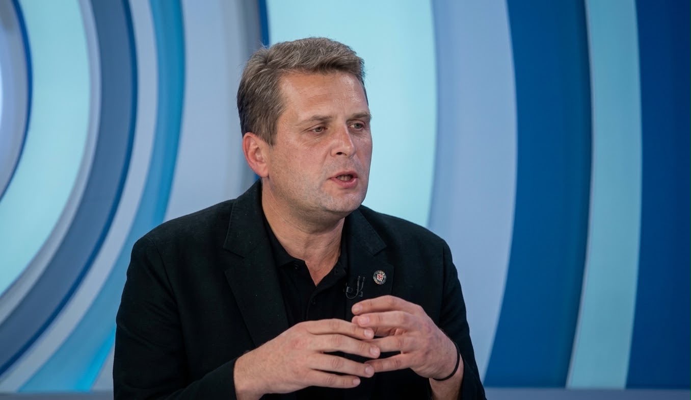 ლადო სადღობელაშვილი: ანა წითლიძე, რომელიც ასოცირდება ზუგდიდში გოროზია-ახალაიას კლანურ მმართველობასთან, დღეს „მორალურ ავტორიტეტად“ გვევლინება. საზოგადოებას ახსოვს, რა მემკვიდრეობას ატარებს ის პოლიტიკური გუნდი, რომლის სახელითაც ის შუშის სასახლესთან აქციებს აანონსებს