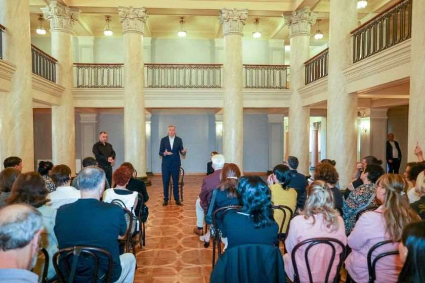 აჭარის მთავრობის თავმჯდომარე ზურაბ პატარაძე ბათუმის ილია ჭავჭავაძის სახელობის პროფესიული სახელმწიფო დრამატული თეატრის დასს შეხვდა