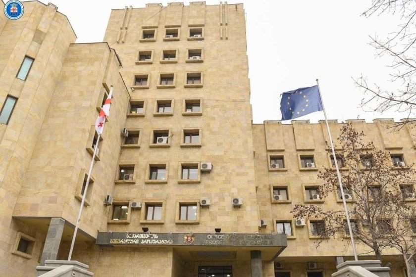 პროკურატურის მიერ წარდგენილი მტკიცებულებების საფუძველზე, სამსახურებრივი უფლებამოსილების ბოროტად გამოყენების ფაქტზე ბრალდებული შემოსავლების სამსახურის უფროსის ყოფილ მოადგილე სასამართლომ დამნაშავედ ცნო