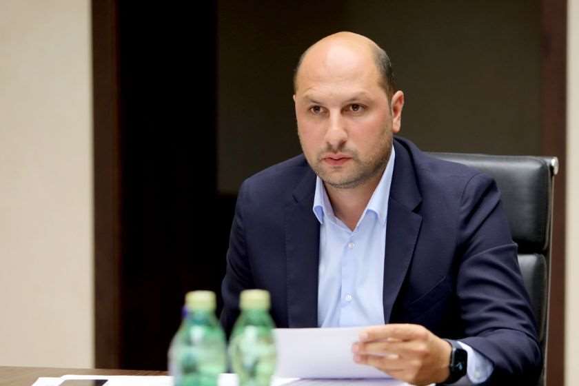 ირაკლი ხელაძე: 40 ათას ლარიანი ზღვარი აიწია 100 ათას ლარამდე. 81 ათასი მოქალაქე იყო ასეთი, რომელიც იხდიდა ქონების გადასახადს, ისინი გათავისუფლდებიან აღნიშნული გადასახადისგან