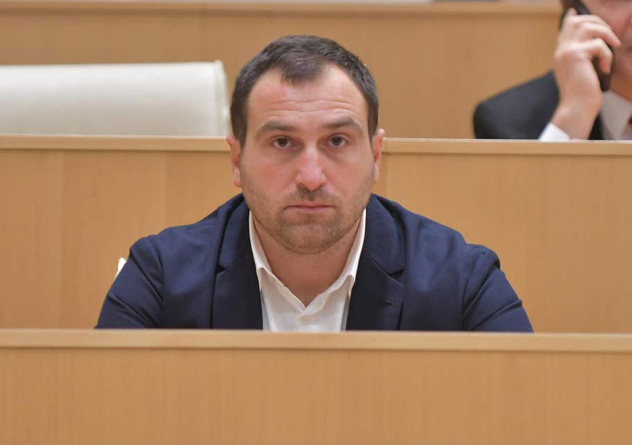 ირაკლი კირცხალია მერაბ მეტრეველზე: სამარცხვინო ადამიანის სამარცხვინო განცხადება! თავისთან, სახლში იმღეროს დილა-საღამოს უკრაინის ან ნებისმიერი ქვეყნის ჰიმნი, რომელიც მას ესიამოვნება