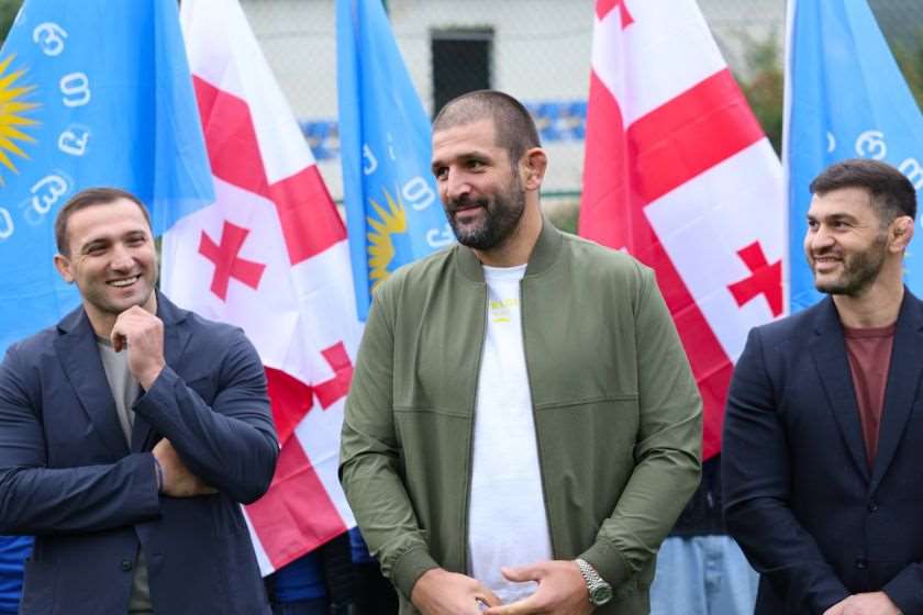 „ქართული ოცნების“ ახალგაზრდული ორგანიზაციის თავმჯდომარე ვარლამ ლიპარტელიანი, გენო პეტრიაშვილი და დმანისის საკრებულოს მაჟორიტარობის კანდიდატი ირაკლი სარსევანიძე სარკინეთის ადმინისტრაციული ერთეულის მოსახლეობას შეხვდნენ