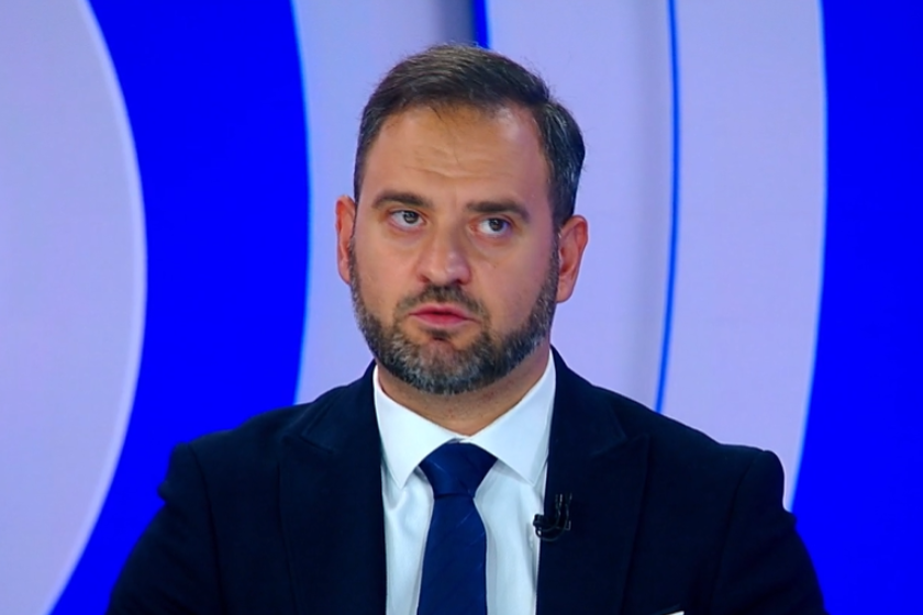 დავით ჩიხელიძე: ოპოზიციის რეიტინგი ისტორიულად დაბალ ნიშნულზეა და არ აქვთ საშუალება რეიტინგი გაზარდონ. ერთის მხრივ ეს არის მთავრობის პოლიტიკის დამსახურება, რომელიც მყარად მიჰყვება თავის კურსს და მეორეს მხრივ, ოპოზიცია ერთმანეთში ვერ გარკვეულა