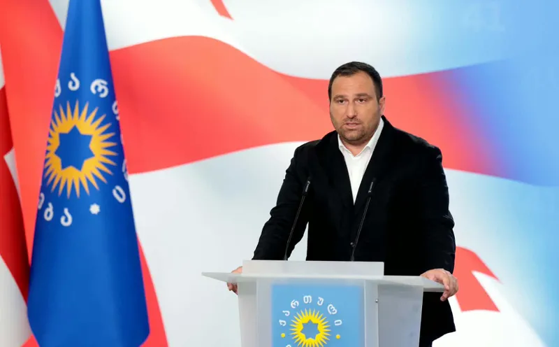 ირაკლი კირცხალია: ღარიბაშვილთან ერთადერთი შეკითხვა გვაქვს, რომელსაც უკვე დიდი ხანია გაურბის. უშინაარსო წერილებისგან განსხვავებით, აღნიშნულ შეკითხვაზე ამომწურავი პასუხი ნათელს მოჰფენდა, თუ საიდან დააგროვა მილიონობით ლარის ღირებულების პირადი ქონება, რომლის არაკანონიერი გზით დაგროვების შესახებაც, თავადვე აღიარა და პატიმრობაშიც წავიდა