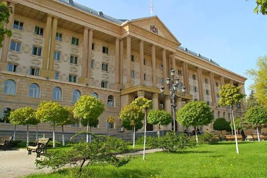 საქალაქო სასამართლოში გიორგი გახარიას საქმის განხილვა მიმდინარეობს - გამოიკითხა ვახტანგ გომელაური