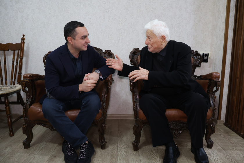 გიორგი ჯინჭარაძემ აფხაზეთიდან დევნილ 100 წლის ვეტერანს დაბადების დღე მიულოცა