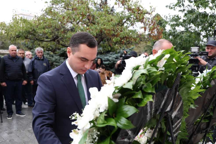 გიორგი ჯინჭარაძე: 34 წელი გავიდა გაგრის დაცემიდან. ამ დღეს შეეწირა მამაჩემი ქვეყნის ერთიანობას. იმ ადამიანების თავგანწირვა ჩვენთვის უდიდესი პასუხისმგებლობაა