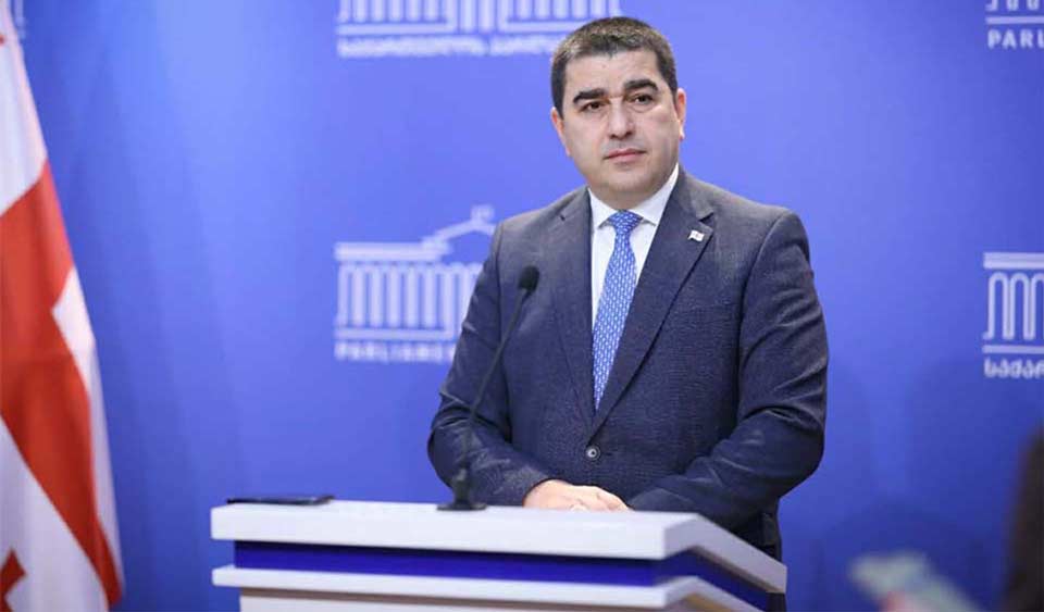 შალვა პაპუაშვილი „კონრად ადენაუერის ფონდის“ საქართველოდან გასვლაზე: საკუთარ განცხადებაშივე აჩვენეს მიზეზი, რატომაც გადიან. ფონდი აცხადებს, რომ პოლიტიკური მისიის შესრულება უნდოდა საქართველოში. წარმოიდგინეთ, რომ „ქართულმა ოცნებამ“ გერმანიაში დაიწყოს პოლიტიკური მისიის განხორციელება. ეჭვი მეპარება გერმანიის ხელისუფლებამ დაუშვას, რომ „ქართულმა ოცნებამ“ პარტიულ-პოლიტიკური მისიები შეასრულოს ბერლინში თუ სხვა ქალაქში