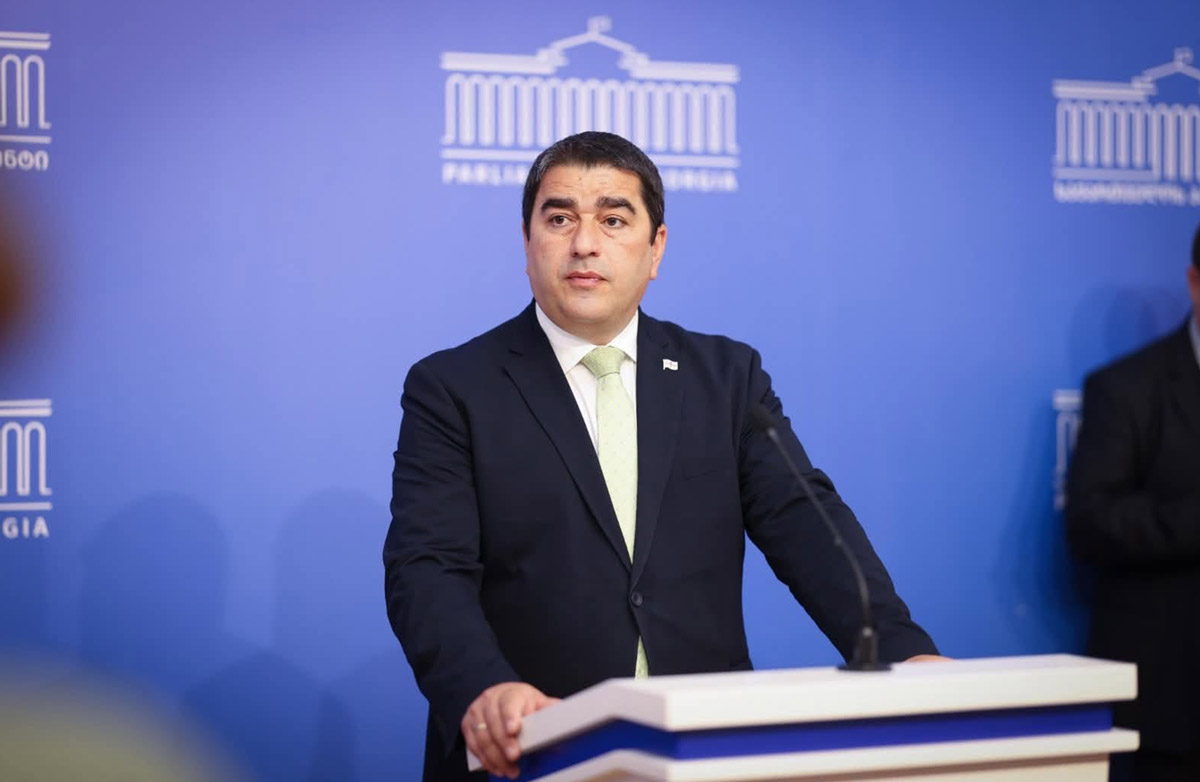 შალვა პაპუაშვილი: თავისუფალი ქვეყანა გულისხმობს ქვეყანას, რომელიც თავის თავს მართავს, სუვერენულია ანუ თავისუფალია. ჩვენ ამ თავისუფლებას მივაღწიეთ, მათ შორის გარე ჩარევის შეზღუდვის და წითელი ხაზების გავლების გზით. ამიტომ იყო მნიშვნელოვანი ეს 14 წელი, რომ ჩვენ რეალურ დამოუკიდებლობას და თავისუფლებას მივაღწიეთ ამ 14 წლის განმავლობაში